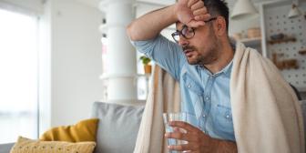 erschöpfter Mann mit Decke über den Schultern