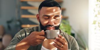 Mann genießt eine Tasse Kaffee