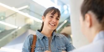 lächelnde Frau am Empfang